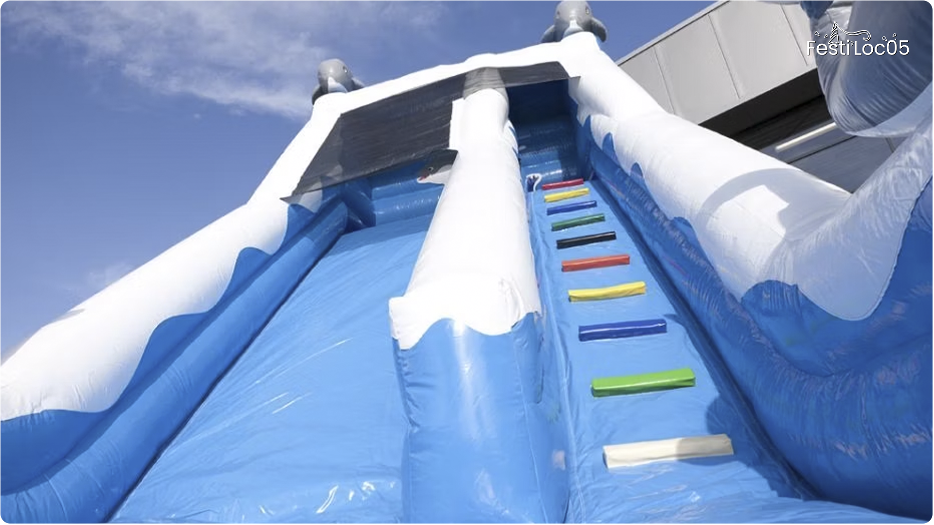 Toboggan gonflable dauphin - aquatique ou terrestre - à la location